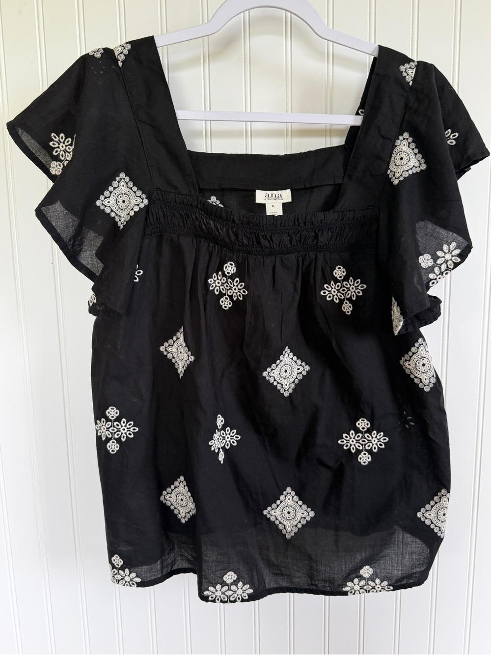 a.n.a Black Top with White Embroidered Motifs Women’s XL Lightweight New Boho